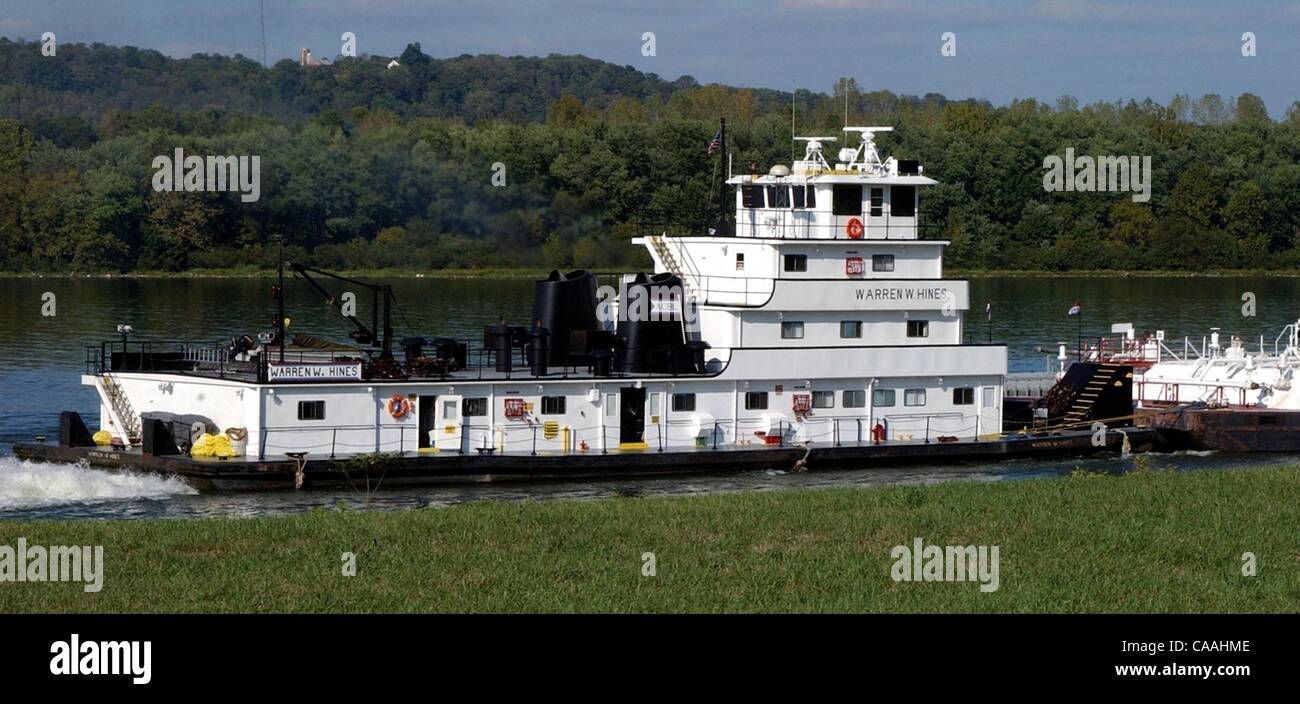 Jul 01, 2003 - Varsavia, Kentucky, Stati Uniti d'America - Il towboat Warren W. Hines si sposta verso l'alto-fiume dalla Markland serrature e Dam, che si trova sul fiume Ohio a mile 531.5. Oltre 239 milioni di tonnellate di merci sono trasportate su chiatte annualmente sul fiume Ohio. Un tipico 15 barge matassa può trasportare la macchina Foto Stock