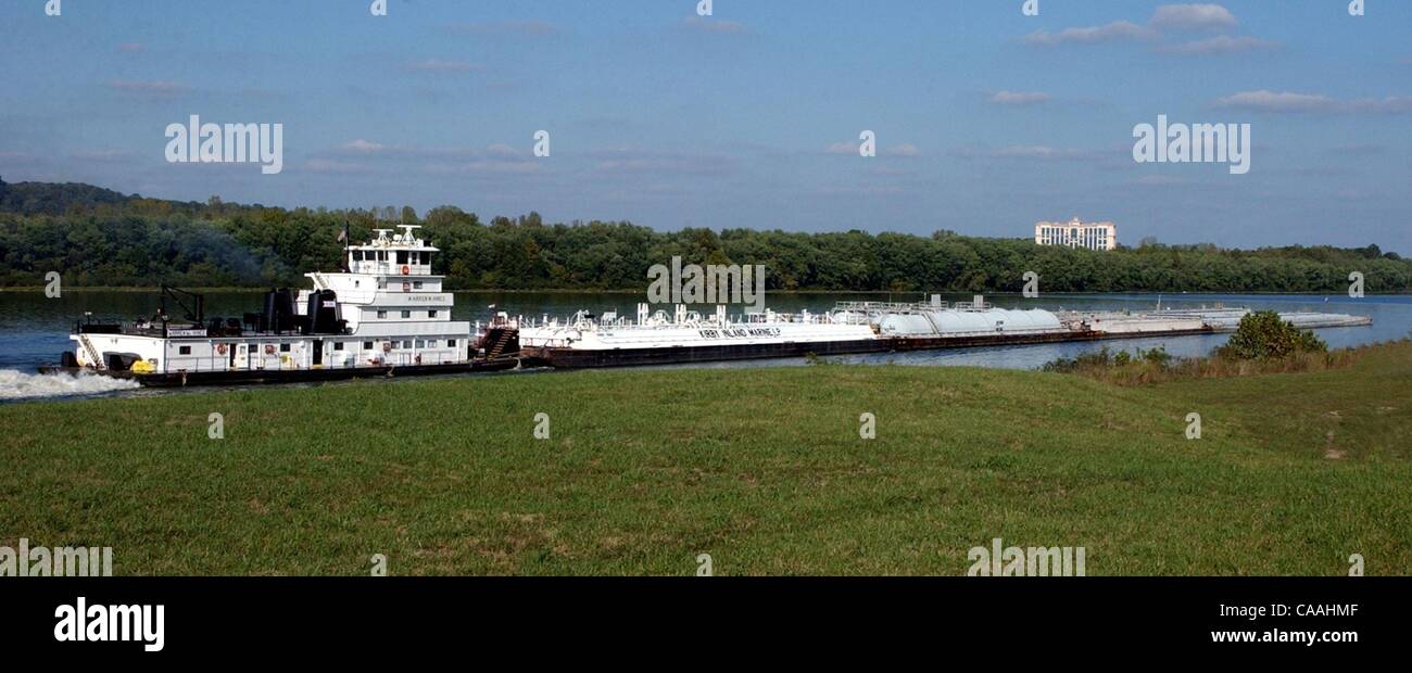 Jul 01, 2003 - Varsavia, Kentucky, Stati Uniti d'America - Il towboat Warren W. Hines si sposta verso l'alto-fiume dalla Markland serrature e Dam, che si trova sul fiume Ohio a mile 531.5. Oltre 239 milioni di tonnellate di merci sono trasportate su chiatte annualmente sul fiume Ohio. Un tipico 15 barge matassa può trasportare la macchina Foto Stock