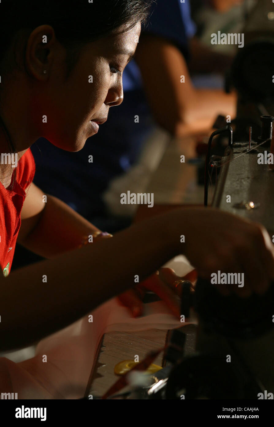 KUTA Bali, Indonesia Luglio 21, 2003 indumento lavoratori cucire a mano alcune Austrailas più famoso designer vestiti in Bali, Indonesia. Putri Mertaningsih N. possiede e gestisce Patrasso Bali produttori di indumenti in Kuta Bali. La sua azienda produce indumenti speciali per i progettisti e boutique in tutto il mondo. Empl Foto Stock