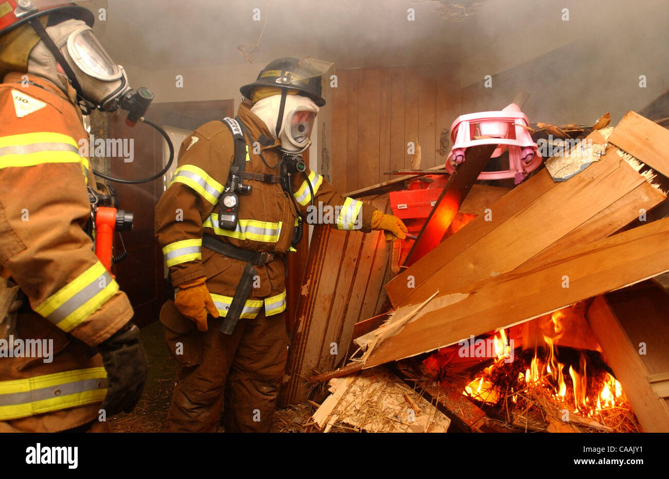 Sep 06, 2003 - Cincinnati, Ohio, Stati Uniti d'America - Vigili del Fuoco bruciato la ex Green Gables Motel a 4220 Harrison Ave come un esercizio di formazione. Nella foto: pompiere ROB WOHLFROM inizia il fuoco nella sala 12 del motel come Lt. SOUDERS SCOTT (L) assiste. (Credito Immagine: © Ken Stewart/ZUMA Press) Foto Stock