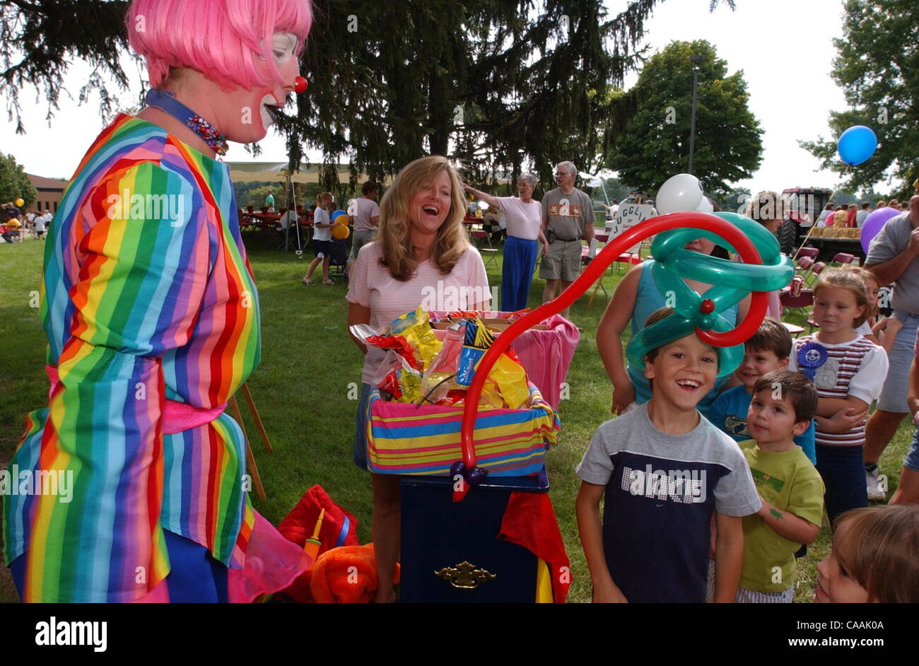 Settembre 07, 2003 - Crestview colline, Kentucky, Stati Uniti d'America - Thomas More College centocinquantesimo anno La SesquiFest: il piacere con il palloncino hat realizzati per lui da "gioia" il clown ( CHARLOTTE BOEMKER, di Verona KY) Sette anni di NATHAN LAMARRE, di Ft. Mitchell KY crepe un enorme sorriso. (Credito Immagine: © Ken Stewart/ZUMA Pre Foto Stock