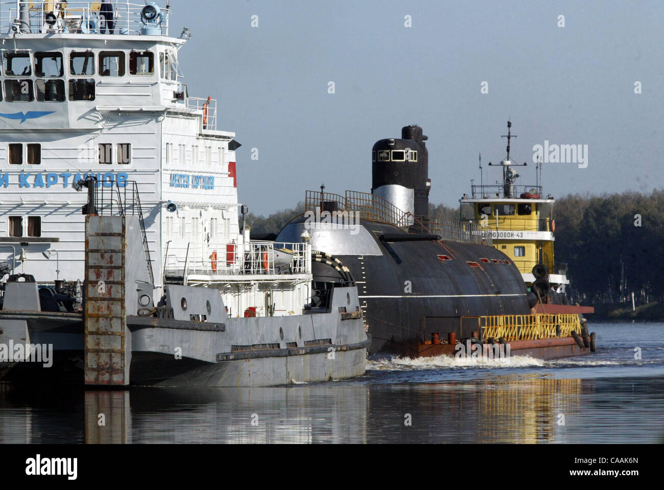 Servizi di rimorchio di un sottomarino della flotta del nord a Mosca, a parcheggio su Himkinskom un bacino d'acqua. Una lotta sottomarino ' Novosibirsk komsomolets ' (il progetto 641¡, sulla classificazione della NATO - Tango ' '). Un sommergibile con a bordo il numero 396 trainato su pontoni sulle vie navigabili da Severodvinsk sul mare bianco Foto Stock