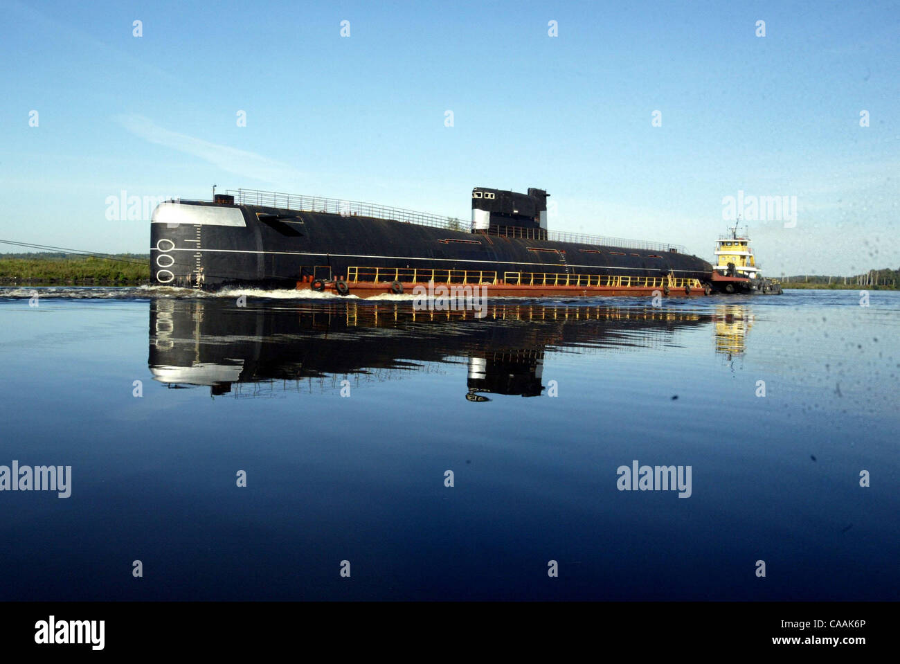 Servizi di rimorchio di un sottomarino della flotta del nord a Mosca, a parcheggio su Himkinskom un bacino d'acqua. Una lotta sottomarino ' Novosibirsk komsomolets ' (il progetto 641¡, sulla classificazione della NATO - Tango ' '). Un sommergibile con a bordo il numero 396 trainato su pontoni sulle vie navigabili da Severodvinsk sul mare bianco Foto Stock