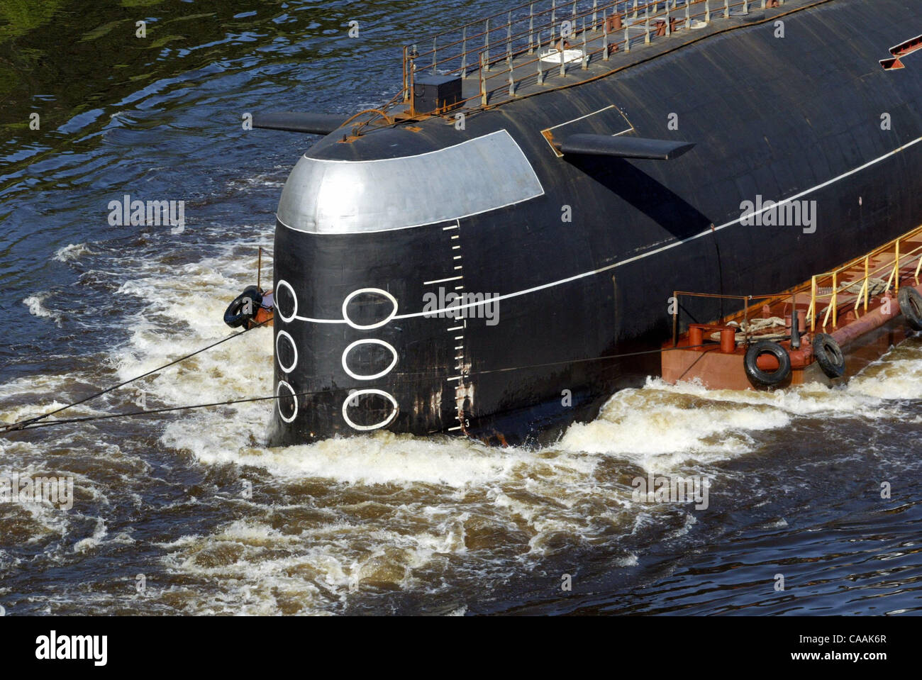 Servizi di rimorchio di un sottomarino della flotta del nord a Mosca, a parcheggio su Himkinskom un bacino d'acqua. Una lotta sottomarino ' Novosibirsk komsomolets ' (il progetto 641¡, sulla classificazione della NATO - Tango ' '). Un sommergibile con a bordo il numero 396 trainato su pontoni sulle vie navigabili da Severodvinsk sul mare bianco Foto Stock