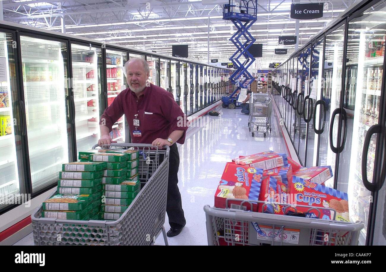 (Pubblicato il 29/02/2004, H-1, UTS1792049) SLwalmart218570x008/Feb 19------ Questa è una storia circa il primo Wal-Mart Supercenter apre La Quinta. La storia sarà sul nuovo negozio che sarà l'apertura all'inizio di marzo. Premier Vendor alimentare Frank Widhalm utilizza un carrello per spostare gli alimenti surgelati aro Foto Stock