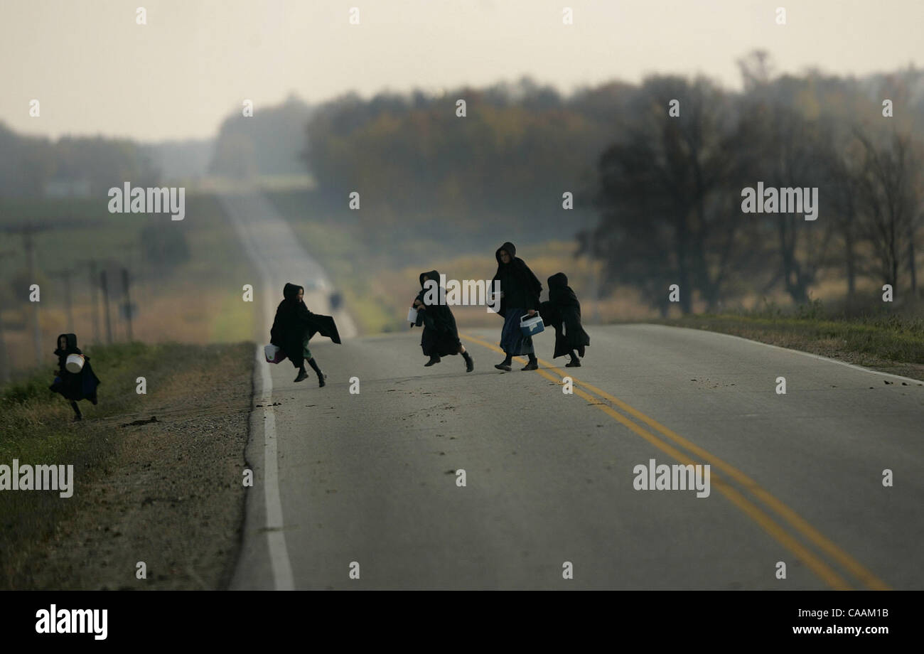 DAVID JOLES ¥ djoles@startribune.com giovani ragazze Amish croce una contea autostrada sulla loro strada a casa da scuola giovedì 13 ottobre, 2005, nella contea di Todd nel centro del Minnesota. Stato di salute funzionari ha detto oggi che altri tre bambini sono stati infettati con il virus della polio -- tutti nella comunità Amish Foto Stock