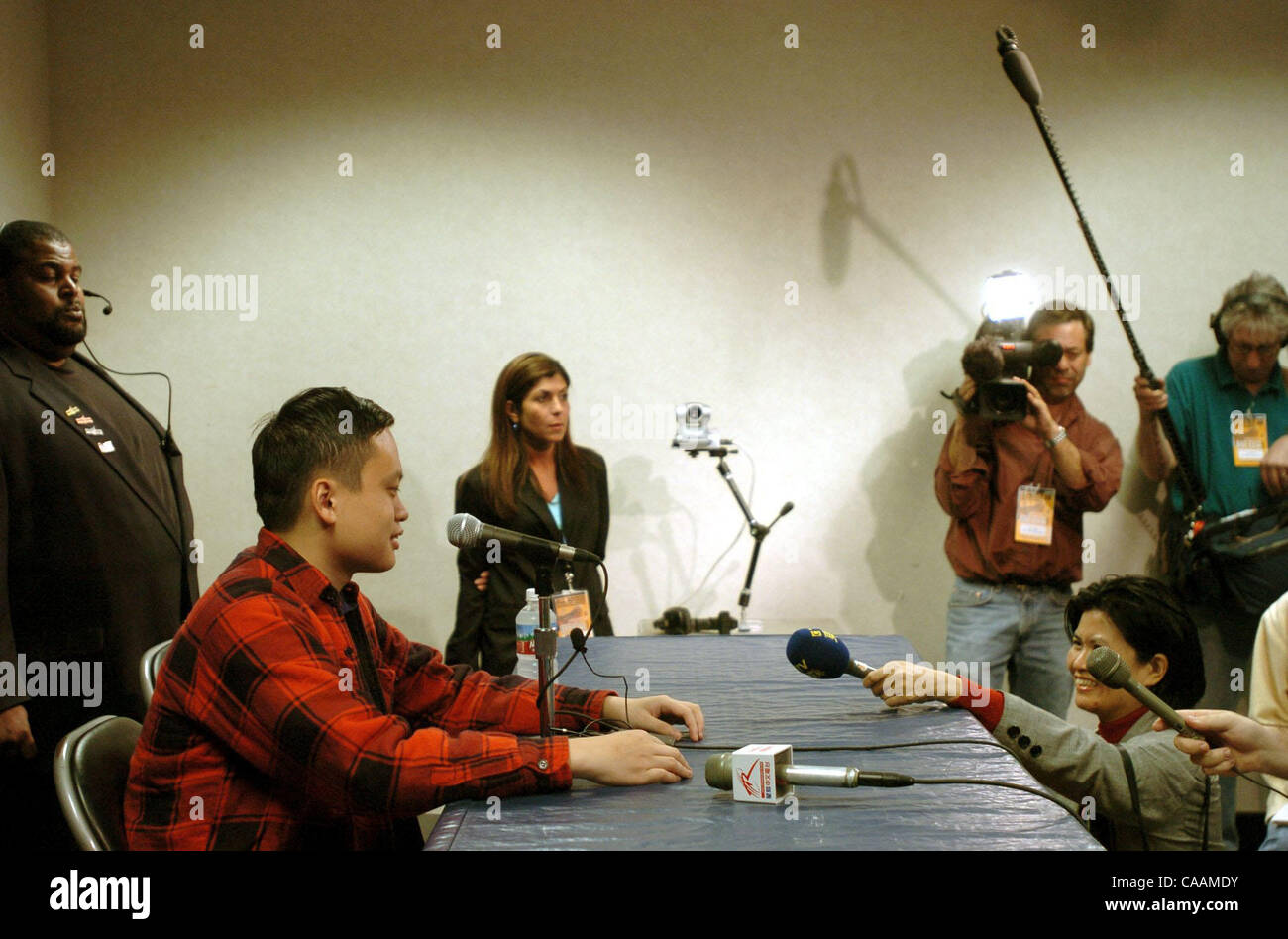 Ex American Idol contestant, William Hung, parlò a un gruppo di giornalisti prima di The Warriors vs. razzi gioco all'Arena di Oakland, California Martedì, Aprile 6, 2004. Hung eseguita durante il tempo di dimezzamento del gioco. (CONTRA COSTA TIMES/MAR NAM TON) Foto Stock