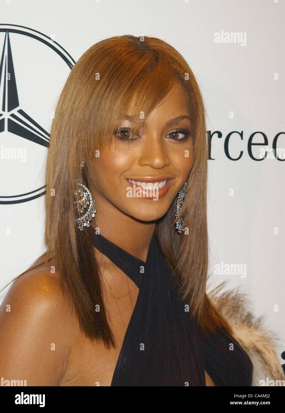 Oct 22, 2003; New York, NY, STATI UNITI D'AMERICA; il Cantante Beyonce Knowles ha introdotto la Mercedes-Benz SLR McLaren in Esquire appartamento al Trump World Tower. Foto Stock