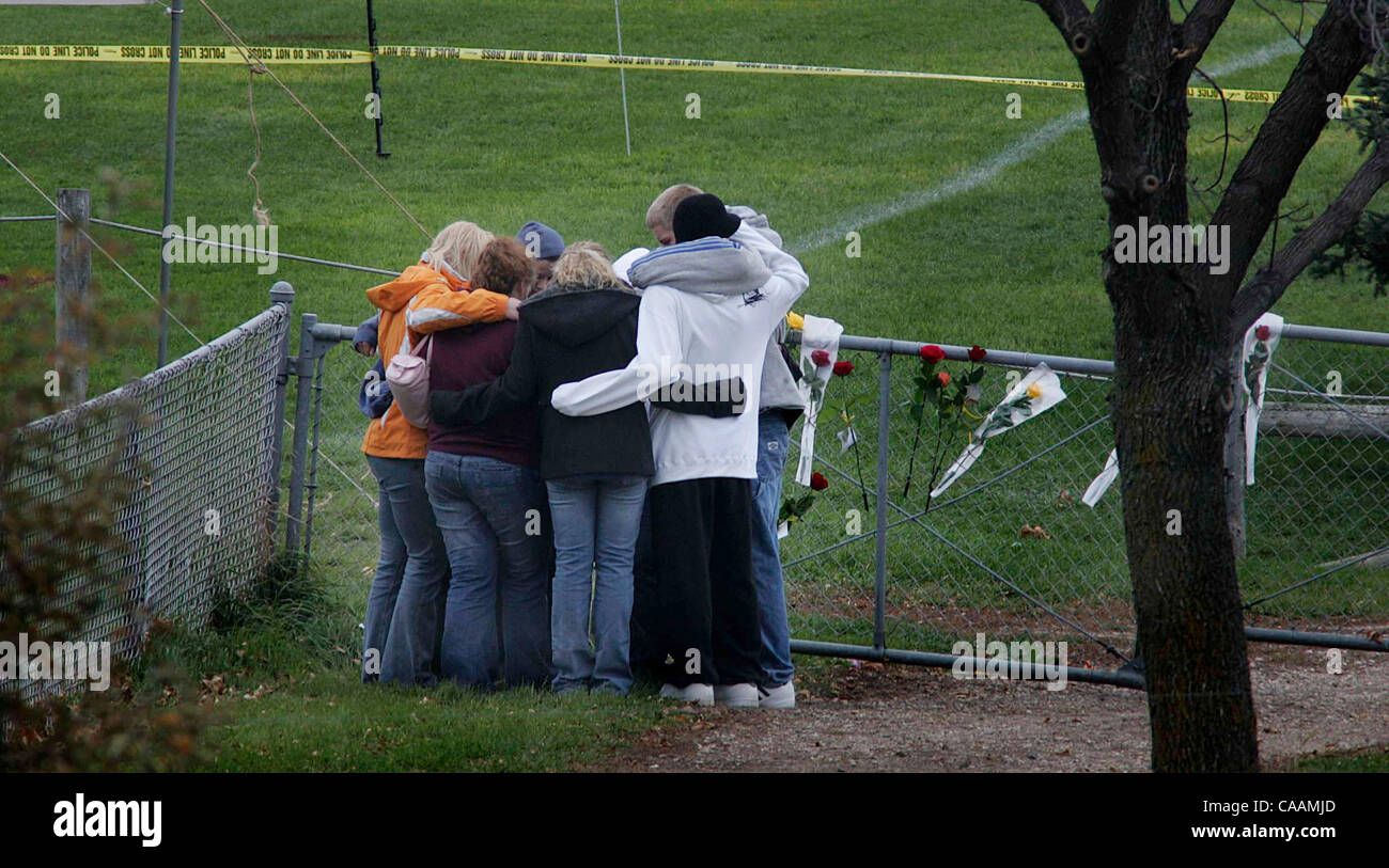 JIM GEHRZ * jgehrz@startribune.com Ottobre 23, 2005/Morris/2:00PM lutto si radunano nei pressi di un memoriale di fortuna a Cougar campo del University of Minnesota, Morris campus, dove Rick Rose, un 20-anno-vecchio junior da Benton City, Washington, morto sabato dopo che un gruppo di tifosi hanno cercato di abbattere il Foto Stock