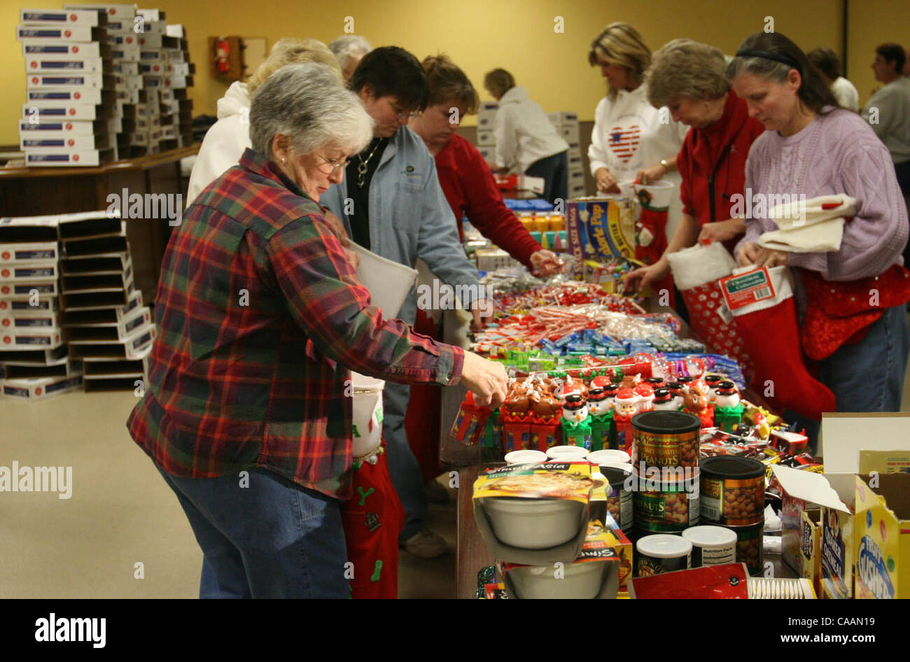 TOM SWEENEY ¥ tsweeney@startribune.com Fridley, MN 11/30/2006 membri della Blue Star mamme di MN, compresi Marge Przybylski, ( primo piano/sinistra) ripieni calza di Natale in un VFW bingo hall per i membri del servizio in Iraq, suo figlio David è nell'esercito in Iraq. Foto Stock