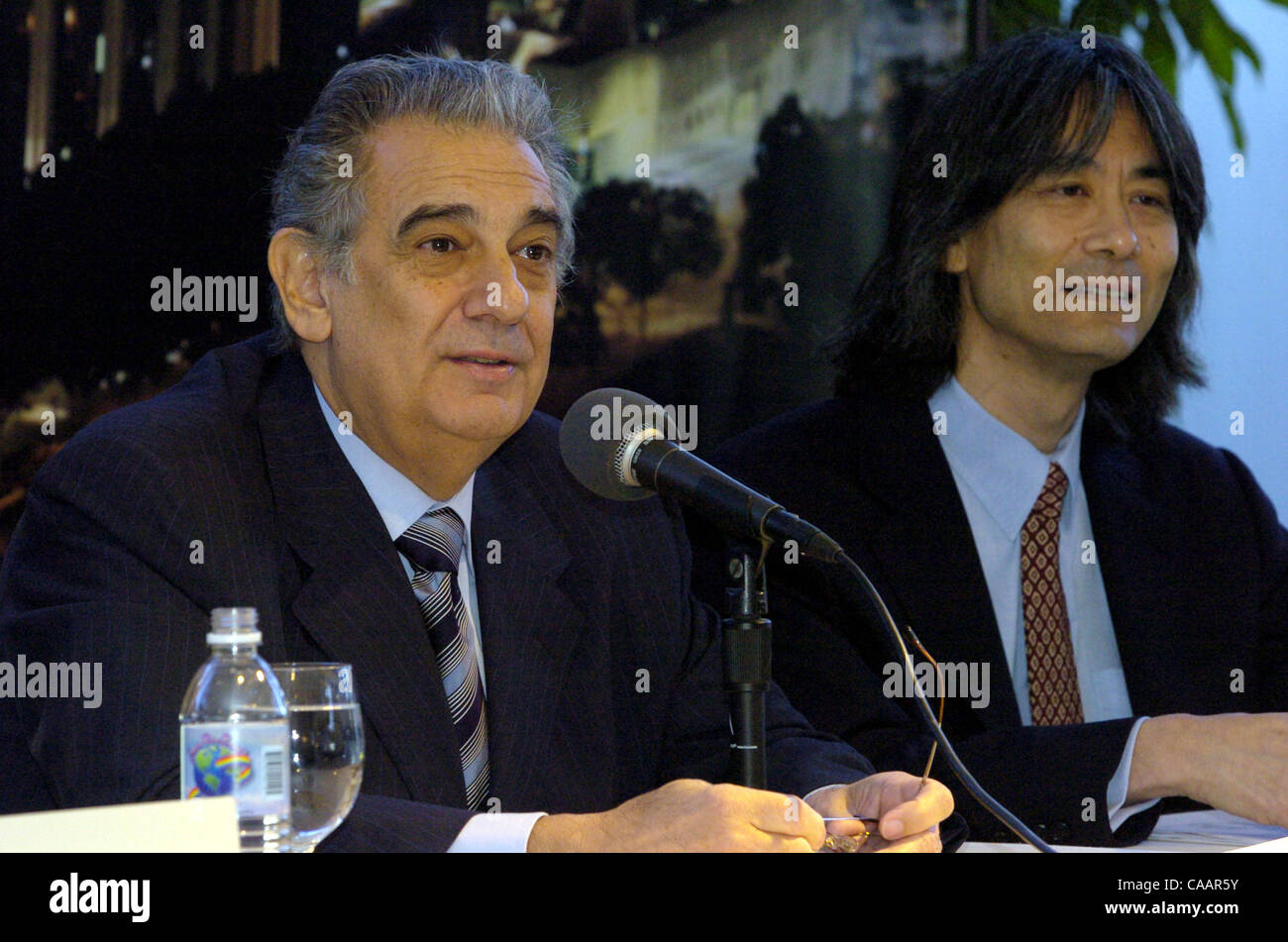 Jan 14, 2004; Los Angeles, CA, Stati Uniti d'America; direttore musicale della Los Angeles Opera Placido Domingo (L) e il conduttore del Los Angeles Symphony Orchestra Kent Nagano. Foto Stock