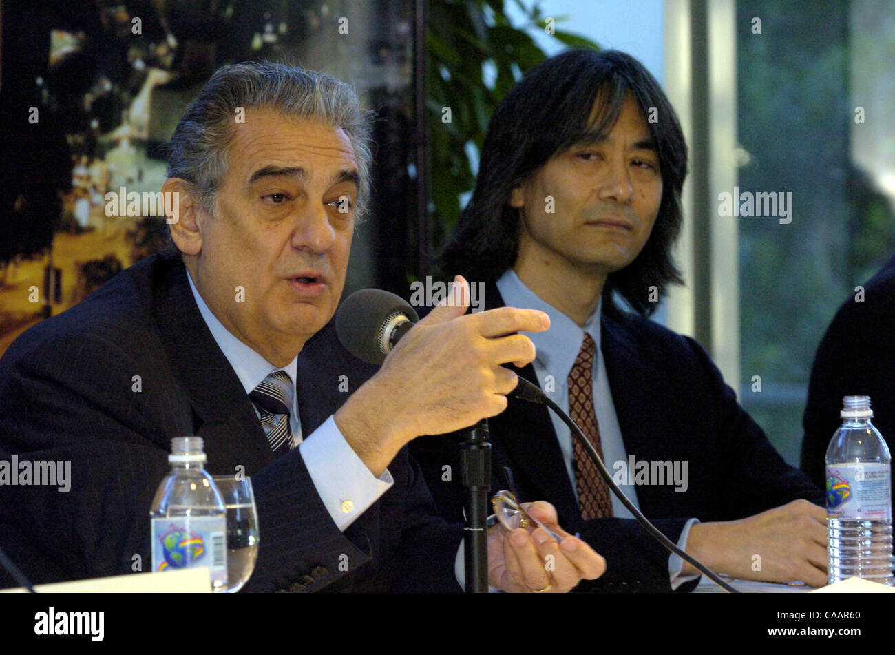 Jan 14, 2004; Los Angeles, CA, Stati Uniti d'America; direttore musicale della Los Angeles Opera Placido Domingo (L) e il conduttore del Los Angeles Symphony Orchestra Kent Nagano. Foto Stock