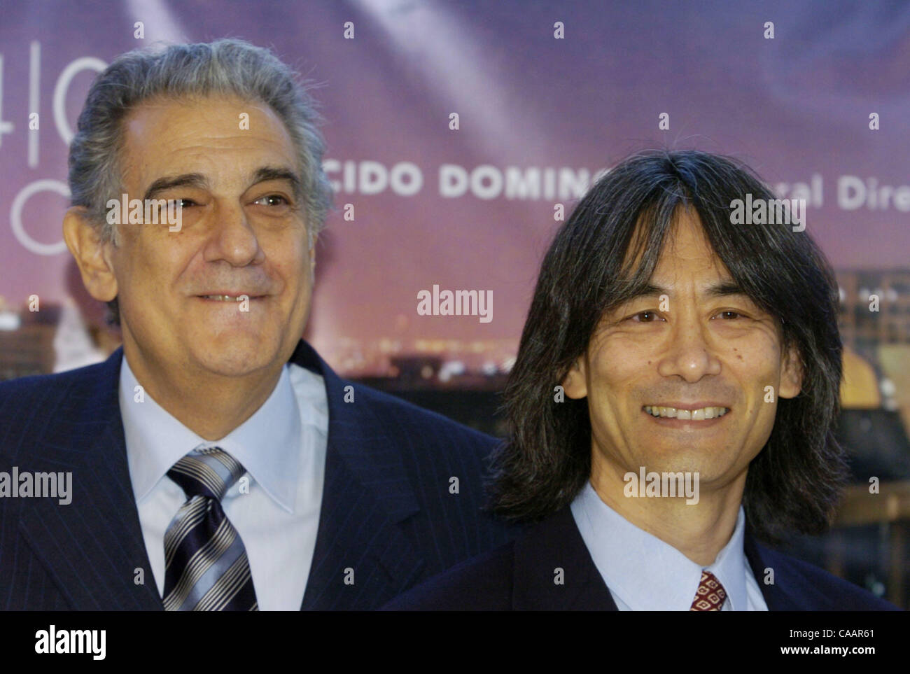 Jan 14, 2004; Los Angeles, CA, Stati Uniti d'America; direttore musicale della Los Angeles Opera Placido Domingo (L) e il conduttore del Los Angeles Symphony Orchestra Kent Nagano. Foto Stock