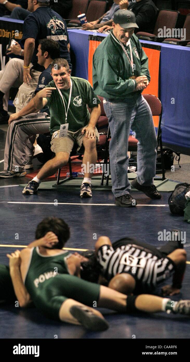 (Pubblicato il 3/10/2005, NC-7, NI-7) Portland coach WAYNE BRANSTETTER, in piedi, e assistant coach John Meyers, a sinistra, grida di incoraggiamento per loro 171 lb. lottatore TRAVIS legno durante la sua consolazione match vittoria su TIM WALLACE, di Red Bluff, da 8 a 2. U/T foto CHARLIE NEUMAN Foto Stock