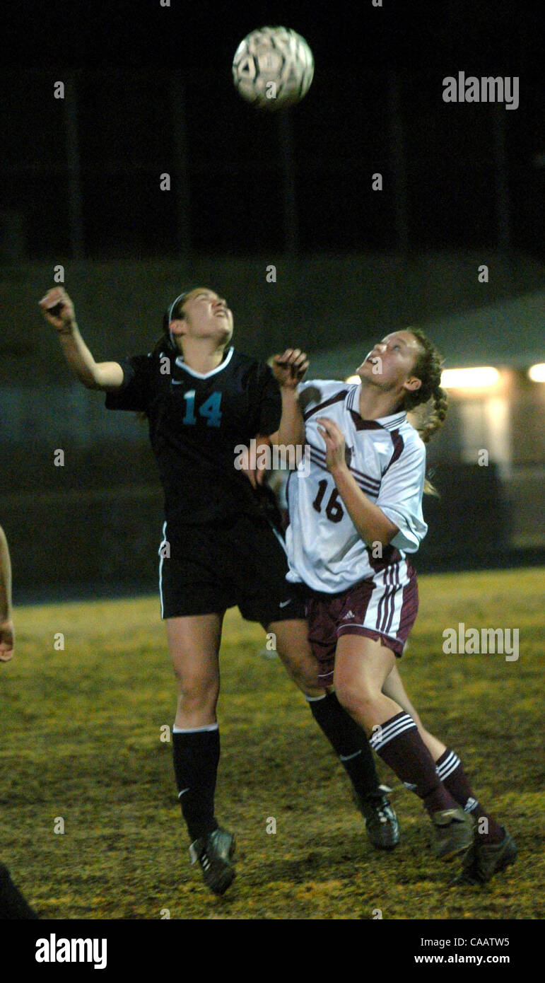 Deer Valley's Mayra Lopez cq (sinistra) battaglie Liberty's Leslie Jenkins cq durante le loro ragazze partita di calcio a Deer Valley High School di Antiochia, California giovedì 6 febbraio 2004. (Dean Coppola/Contra Costa Times) Foto Stock
