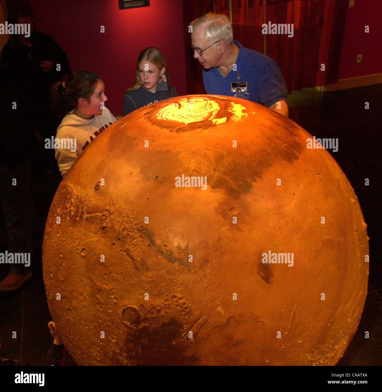 In piedi accanto ad un grande modello in scala del pianeta Marte Nicole Castillo 11, (sinistra) e Kaitlin Piening 11, (centro) entrambi di San Ramon, California, parlare al Chabot Space Center della bolletta di Volontariato Giovani (a destra) di Oakland, California, circa il pianeta Marte durante il Chabot Space centri celebrazione della NASA Op Foto Stock