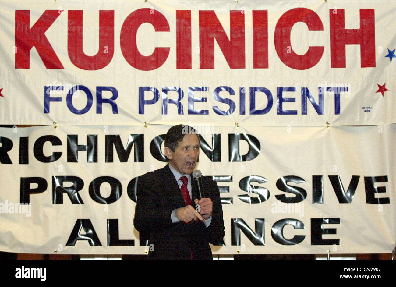 Candidato presidenziale democratico Dennis Kucinich dice al pubblico che cosa egli è tutto il circa durante il suo 'altra America' tour sosta presso l'Auditorium di Richmond a Richmond, Calif. lunedì 23 febbraio, 2004. (Contra Costa Times/Eddie Ledesma) Foto Stock