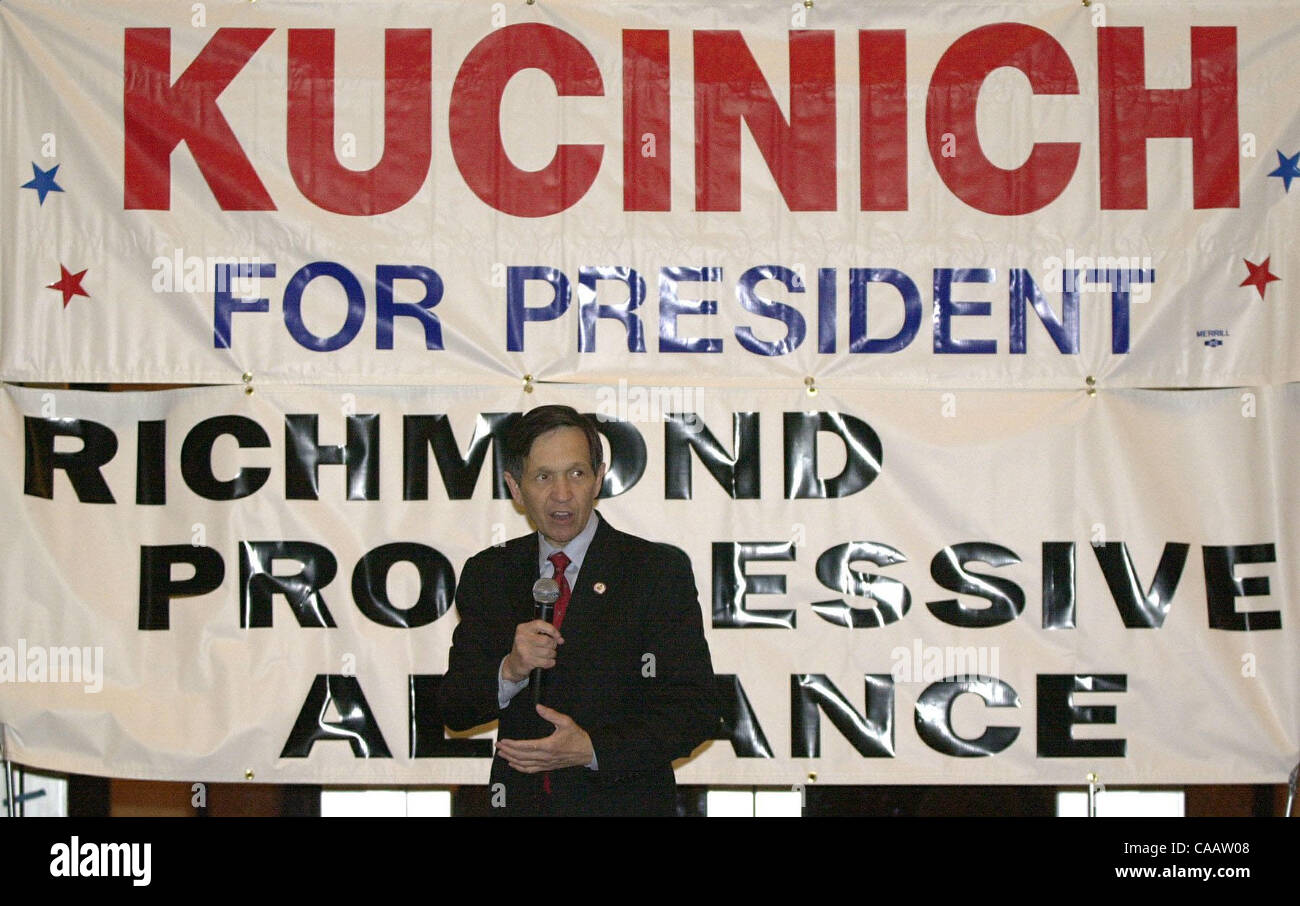 Candidato presidenziale democratico Dennis Kucinich dice al pubblico che cosa egli è tutto il circa durante il suo 'altra America' tour sosta presso l'Auditorium di Richmond a Richmond, Calif. lunedì 23 febbraio, 2004. (Contra Costa Times/Eddie Ledesma) Foto Stock