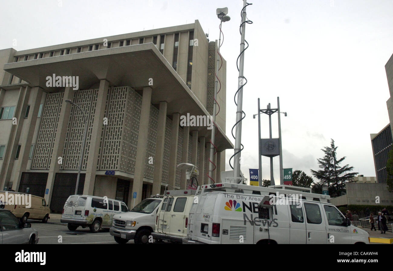 I membri delle varie agenzie di media di raccogliere in un edificio della contea per ottenere le istruzioni sul parcheggio, linee telefoniche, media office spazio disponibile e spese per i media come la contea di San Mateo si prepara per l'inizio della Scott Peterson sperimentale che è impostata in modo da iniziare su Mondday Febbraio 2, 2004 a Redwood Foto Stock