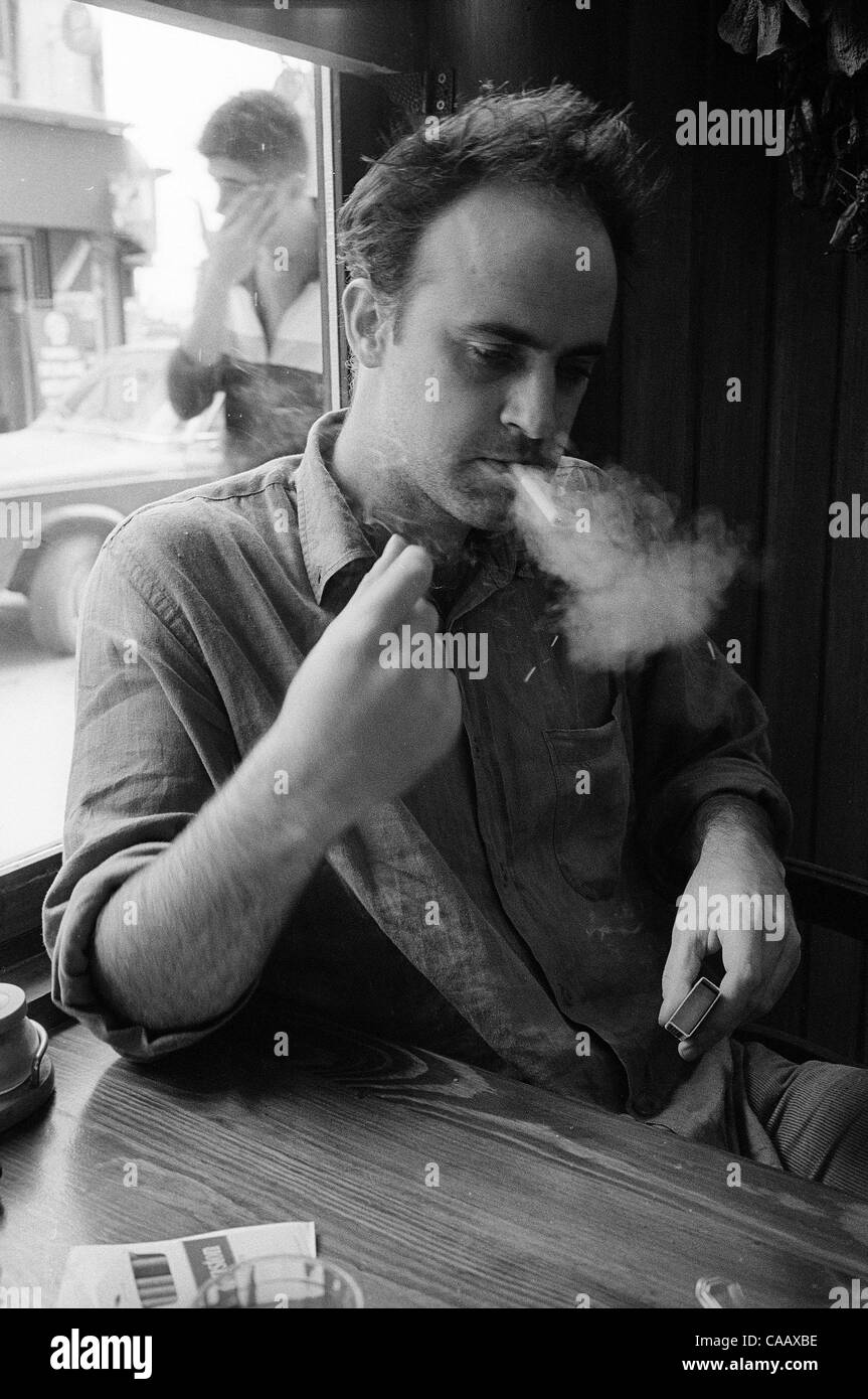 Nicholas Birch, giornalista, fuma una sigaretta nel suo quartiere caff in Galata neighbood di Istanbul, Turchia. Foto Stock