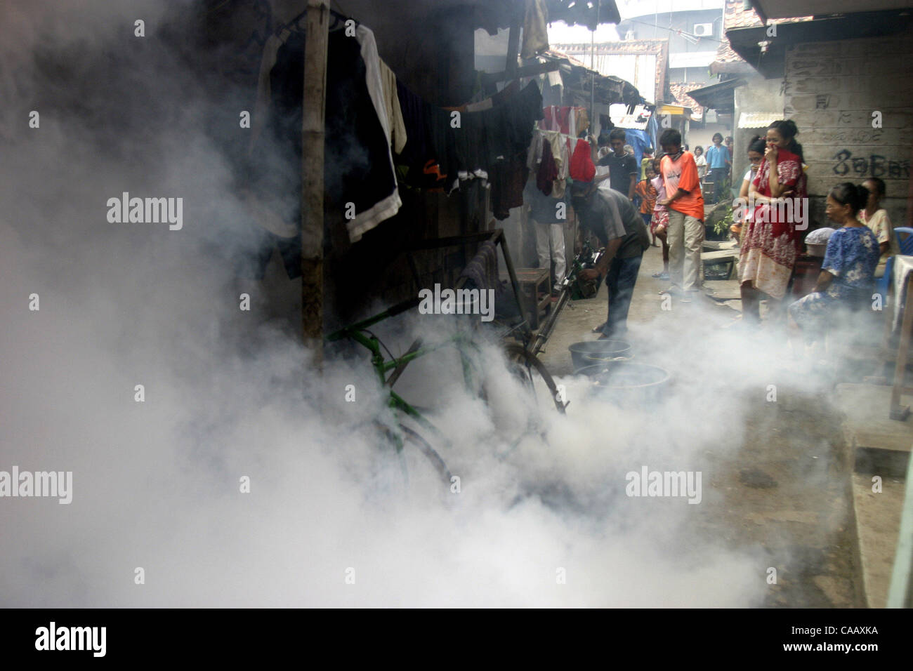 Febbraio 29, 2004 JAKARTA, Indonesia i residenti di Kampung Talang wacth il fogging unità di messa a fuoco contro il vettore zanzare portatrici di dengue Aedes aegypti in corrispondenza di una delle baraccopoli zona nel centro di Jakarta. Foto di negare/JiwaFoto /ZUMA premere Foto Stock