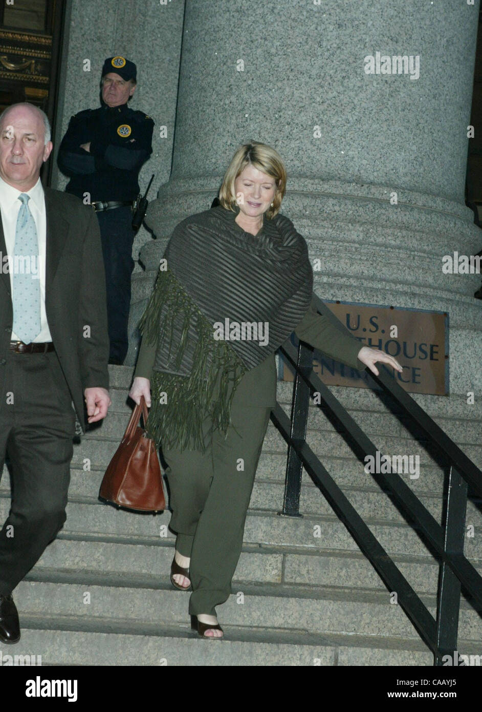 Mar 03, 2004; New York, NY, STATI UNITI D'AMERICA; diva domestica Martha Stewart si diparte Manhattan corte federale dopo il primo giorno di delibere della giuria nella sua ostruzione alla giustizia & securities prova di frode. Foto Stock