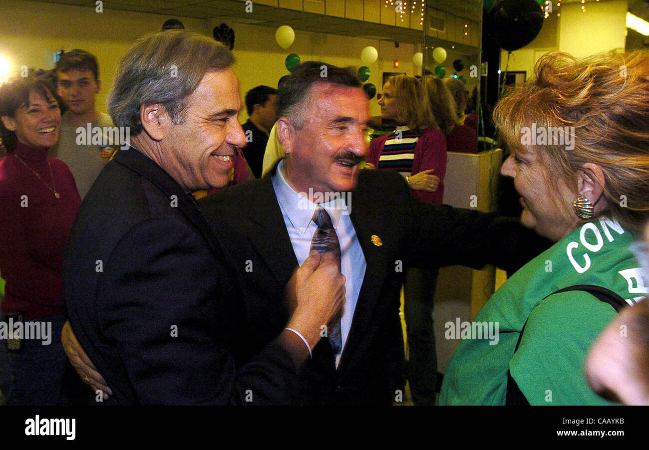 METRO - Charles Gonzales, sinistra e Ciro Rodriguez embrabce a Rodriguez' elezione notte sede dopo i poli chiuso il Martedì, Marzo 9, 2004 a VFW Hall #9186. Marchio BAHRAM SOBHANI/personale Foto Stock