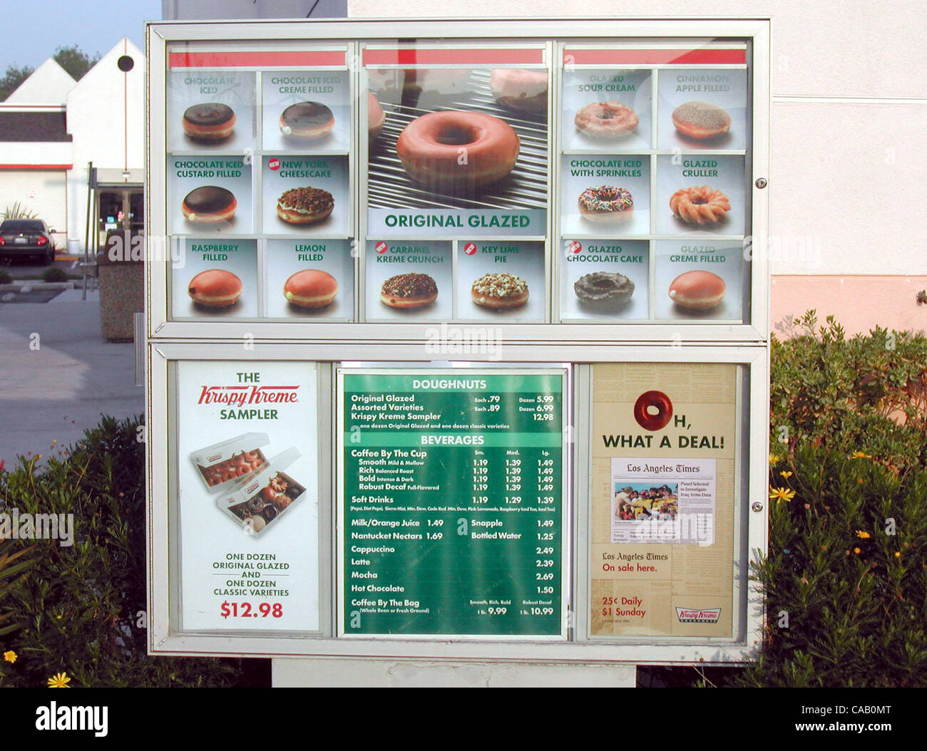 Mar 15, 2004; Los Angeles, CA, Stati Uniti d'America; potrebbe il Krispy Kreme ciambella essere l' ultima vittima della dieta low-carb craze? Il Winston-Salem-basato donut maker detto venerdì che è il suo taglio di proiezione di profitto per questo anno da 10 percento a causa della minore domanda per il suo alto contenuto calorico considera che Foto Stock