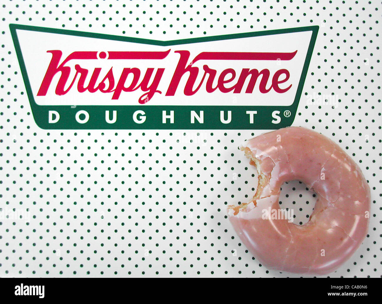 Mar 15, 2004; Los Angeles, CA, Stati Uniti d'America; potrebbe il Krispy Kreme ciambella essere l' ultima vittima della dieta low-carb craze? Il Winston-Salem-basato donut maker detto venerdì che è il suo taglio di proiezione di profitto per questo anno da 10 percento a causa della minore domanda per il suo alto contenuto calorico considera che Foto Stock