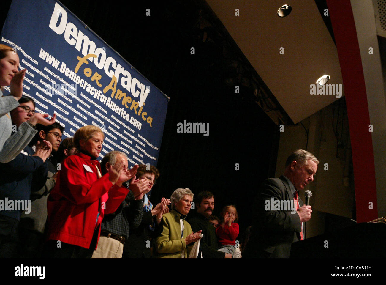 Mar 19, 2004; New York, NY, STATI UNITI D'AMERICA; ex candidata presidenziale Howard Dean nella nuova scuola dove ha promosso la sua nuova organizzazione politica "democrazia per l'America" che continuerà a sostenere grassrooots attivismo e provoca la progressiva . Foto Stock