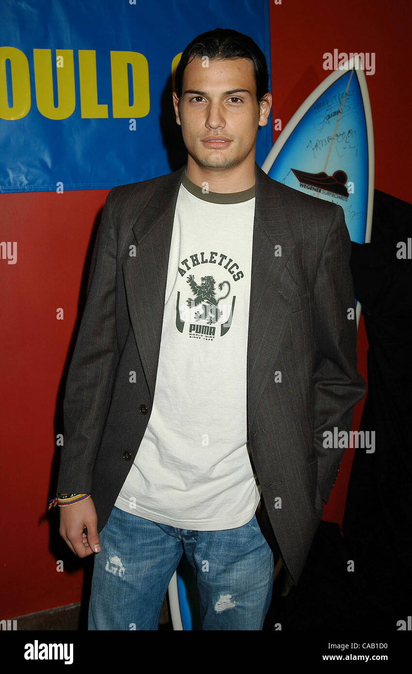 Mar 23, 2004 - Hollywood, California, Stati Uniti d'America - Roberto Arbino a Eddie dovrebbe andare a vantaggio di surf internazionali di aiuto a livello 3. Foto Stock