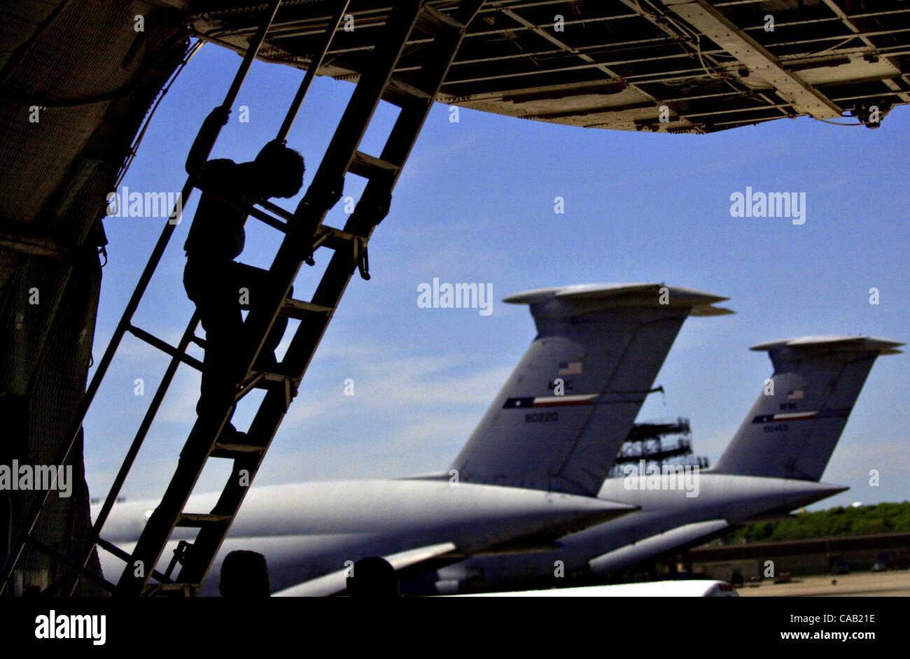 Quarto-grader Alex Mowatt-Larssen, 10, si arrampica nel cockpit di un C-5 Galaxy at Lackland AFB Martedì, Marzo 30, 2004. Il 433rd Airlift Wing diede i bambini da Sant Antonio da Padova in boschi di un apprezzamento tour di gruppo per ringraziarli per il possesso di un libro drive in novembre. Più di 3 Foto Stock