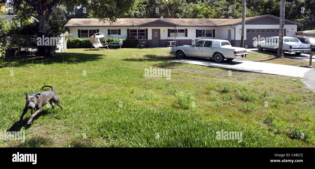 SUBURBAN WEST PALM BEACH;3/31/04: omicidio familiare Home: 608 S. Alice corte. Un giovane, il loro figlio e il loro figlio di due amici che sono stati tutti arrestati sull omicidio di primo grado e le tasse. [Andrea Marra storia] Foto di acque Lannis/ Palm Beach post ..... Non per la distribuzione al di fuori di COX PAPER OUT Foto Stock