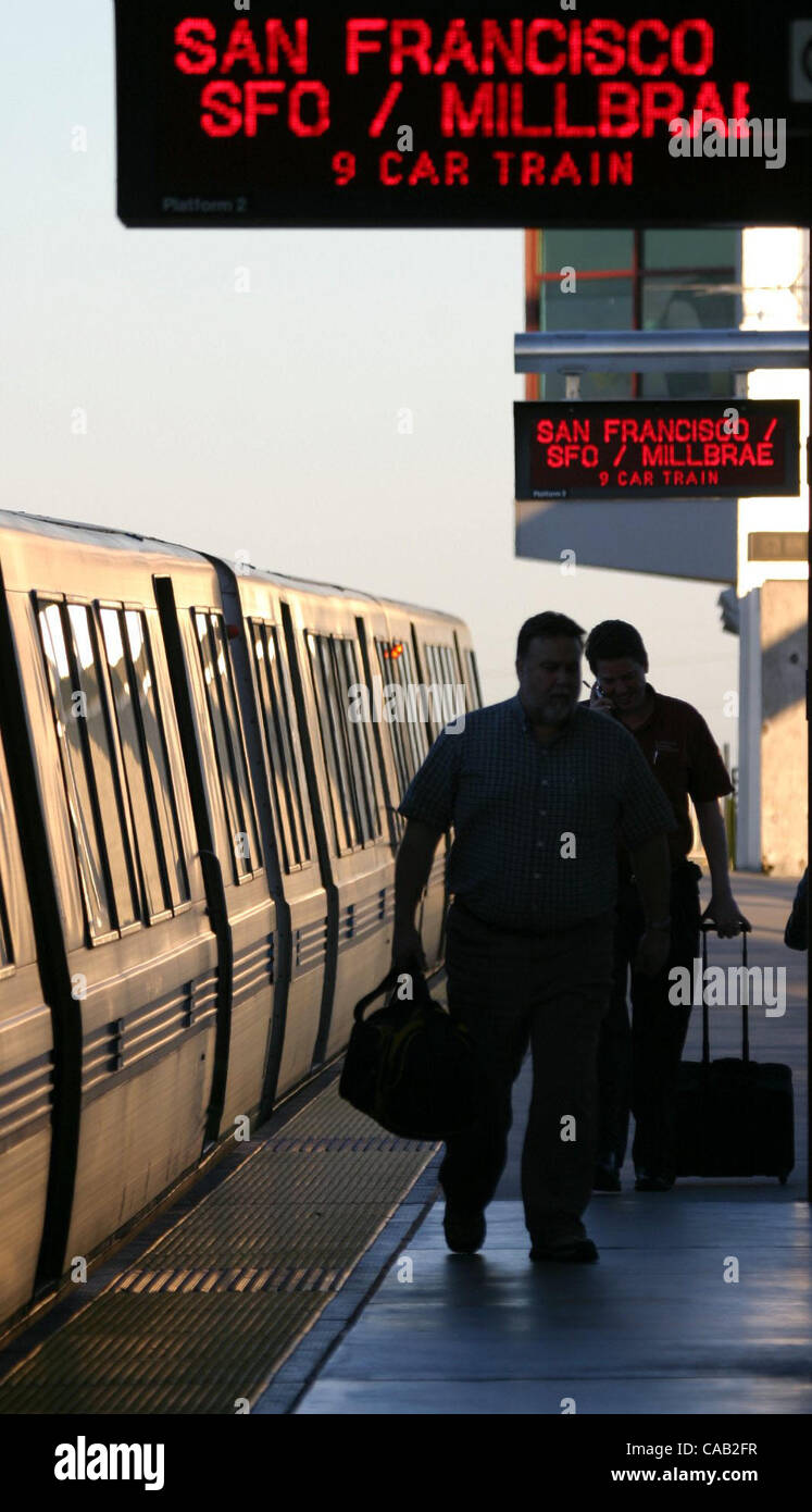 Piloti di arrivare in serata durante i pendolari ore a Bay Point BART nel punto della baia, California Mercoledì, 10 marzo 2004. (Dean Coppola/Contra Costa Times) Foto Stock