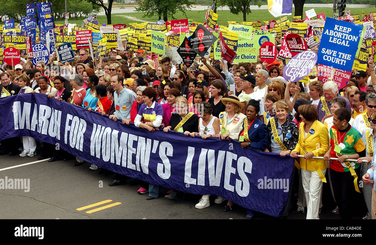 Centinaia di migliaia di persone partecipano a 'Marco per la vita delle donne' sul Mall di Washington, 25 aprile 2004. Stati Uniti Foto Stock