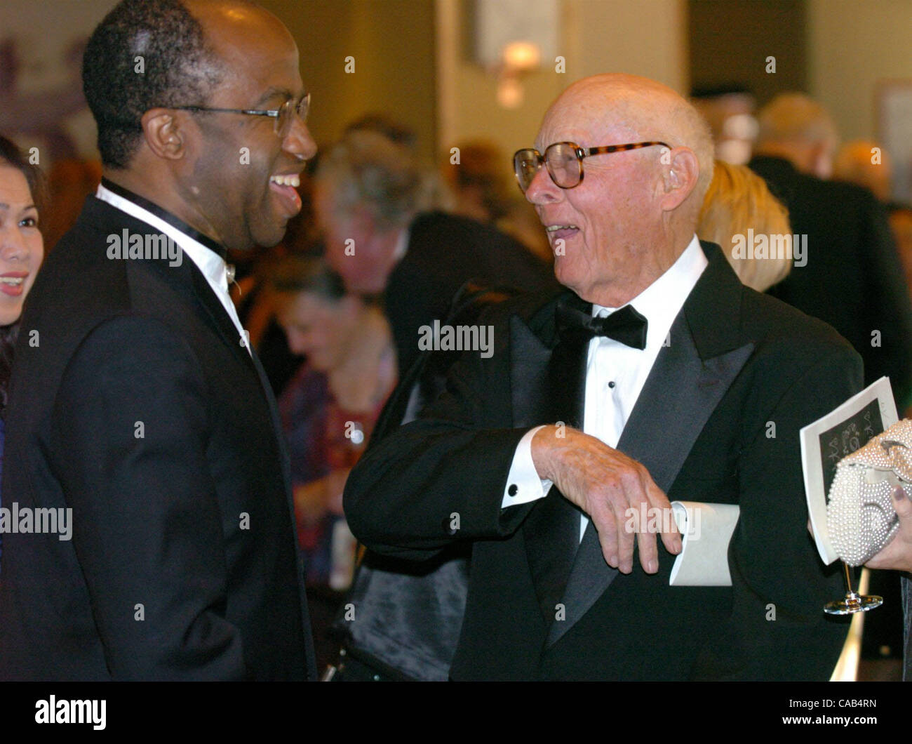 (L a r) Michael Morgan, Oakland Symphony direttore musicale e conduttore, e Giles Bud Cropsey, uno dei honorees, quota di ridere durante i cuori per le Arti in greco centro comunitario di sabato 17 aprile, 2004 a Oakland, in California. Il vantaggio è di gala per Oakland Symphony di programmi di istruzione Foto Stock