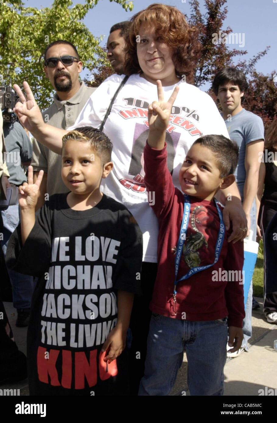 Apr 30, 2004; Santa Maria, CA, Stati Uniti d'America; qualche centinaio di Michael Jackson fans rivolto a supportare i ÒKing di PopÓ quando è comparso in tribunale superiore. Jackson ha supplicato non colpevole a tasse incluse Child molestia e cospirazione. Foto Stock