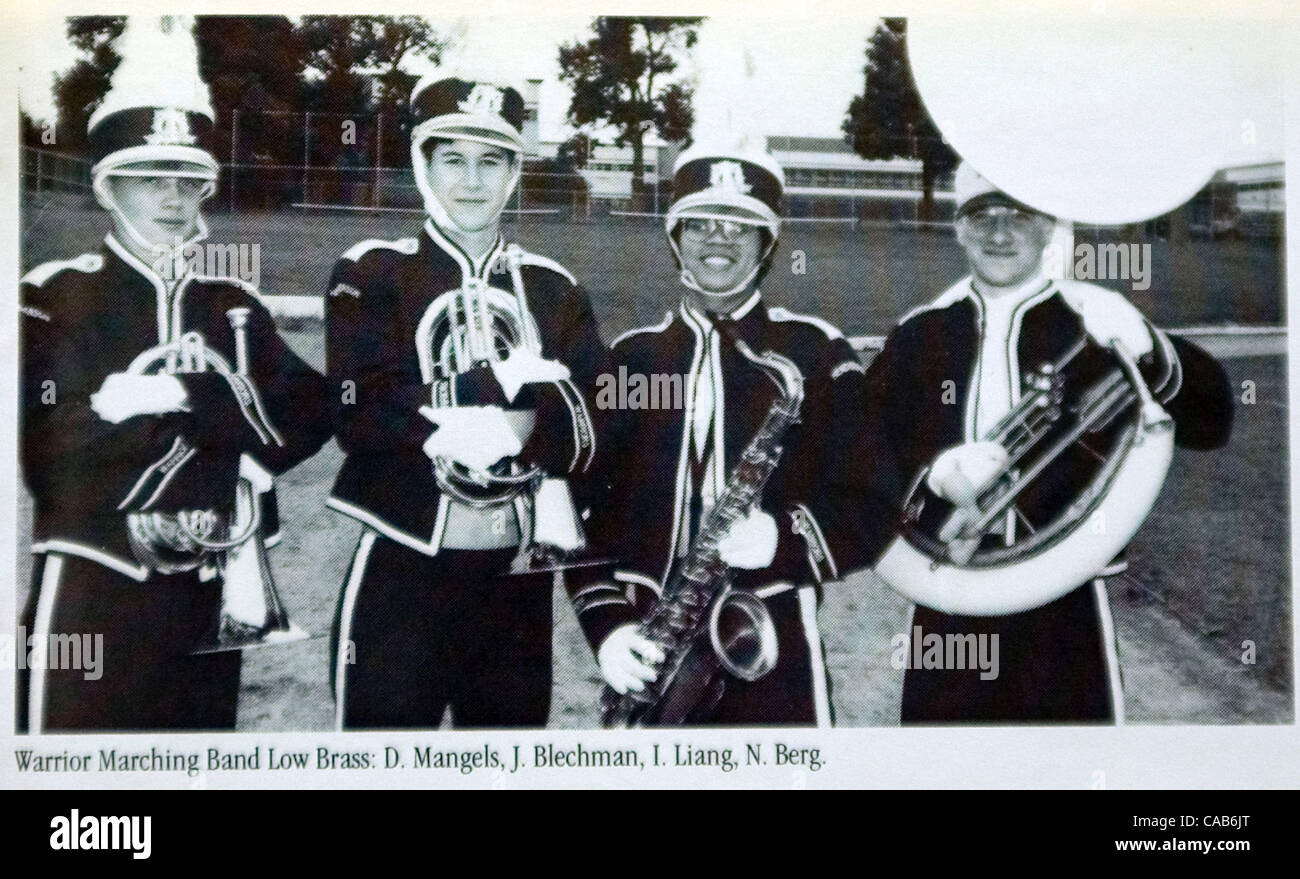 West Chester, PA, Stati Uniti d'America; Maggio 12, 2004; Marching Band foto di Nick Berg (destro) nella sua 1996 anno Prenota da Henderson High School. (Copiato da Don Murray) Foto Stock