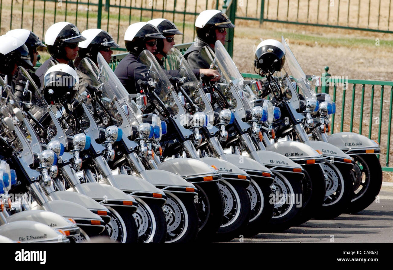 Motocicli da diverse agenzie di polizia line up durante un memoriale di servizio per Solano County sheriff officer John P. Sandlin a Solano County Fairgrounds in Vallejo mercoledì possono 5,2004. (Contra Costa Times/Bob Larson) Foto Stock