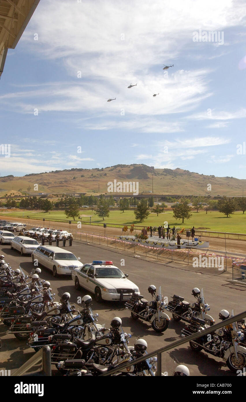 La California Highway Patrol elicotteri volare-durante un memoriale di servizio per Solano County sheriff officer John P. Sandlin che morì in un incidente del veicolo su Aprile 23,2004. Diverse centinaia di funzionari di polizia da diverse agenzie hanno partecipato al memoriale di servizio a Solano County Fair grounds in Foto Stock