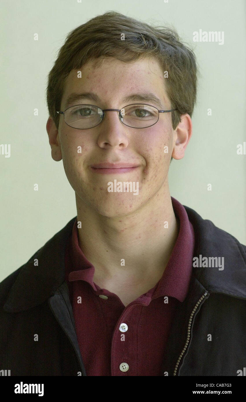 Foto di Alex Gude, 18, preso a Mt. Diablo High School di Concord, California giovedì 6 maggio 2004 per il problema di graduazione. (Contra Costa Quotidiani/Mar Nam Ton) Foto Stock