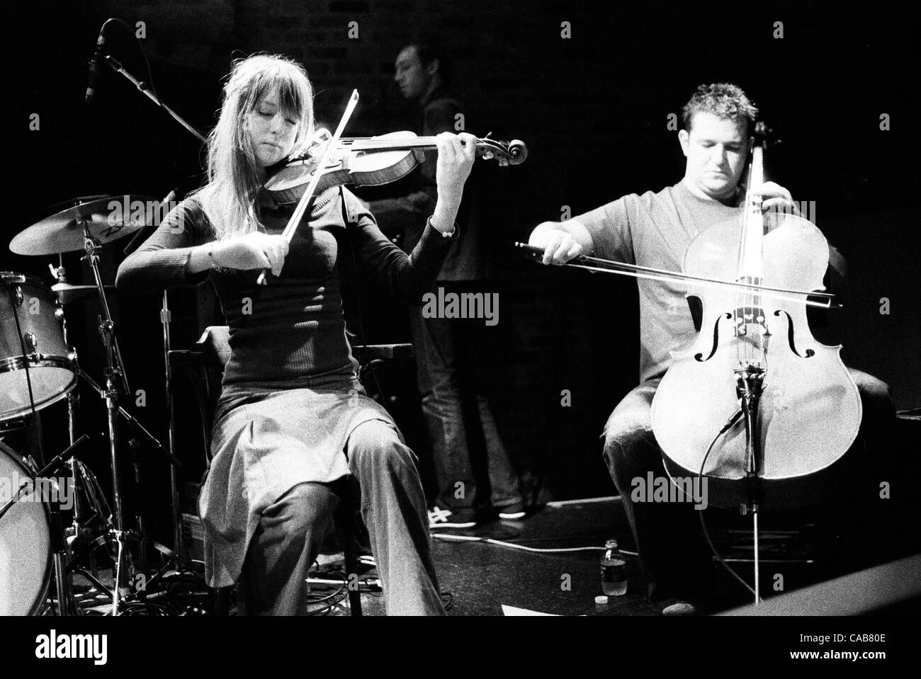 Nov 11, 2003 - Vancouver, British Columbia, Canada - Membri del gruppo "Arab strap' eseguire con la band a Richard's su Richards in Vancouver. (Credito Immagine: © Sergei Bachlakov/ZUMApress.com) Foto Stock