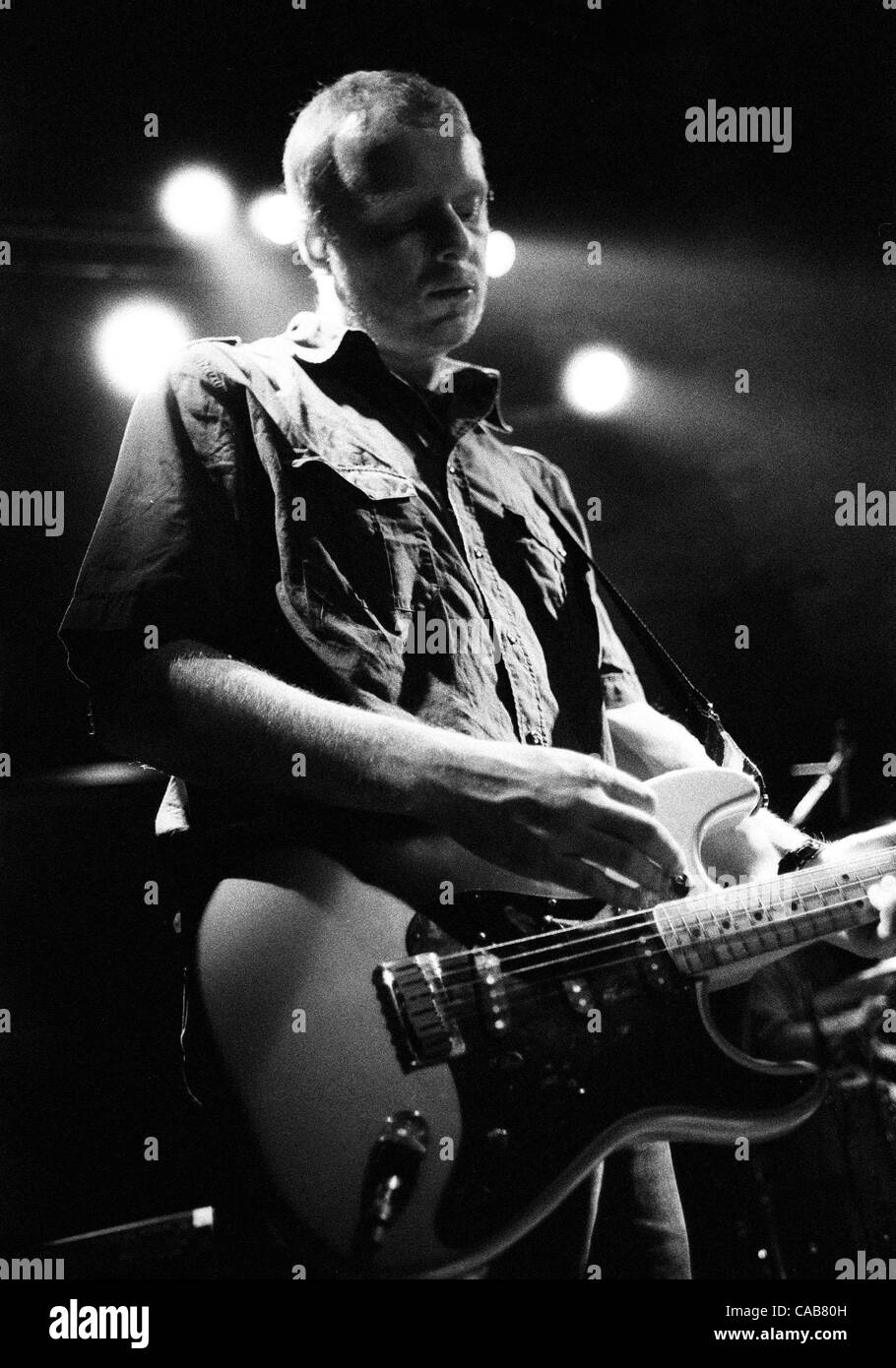 Nov 11, 2003 - Vancouver, British Columbia, Canada - MALCOLM MIDDLETON del 'Arab strap' suona con la band a Richard's su Richards in Vancouver. (Credito Immagine: © Sergei Bachlakov/ZUMApress.com) Foto Stock