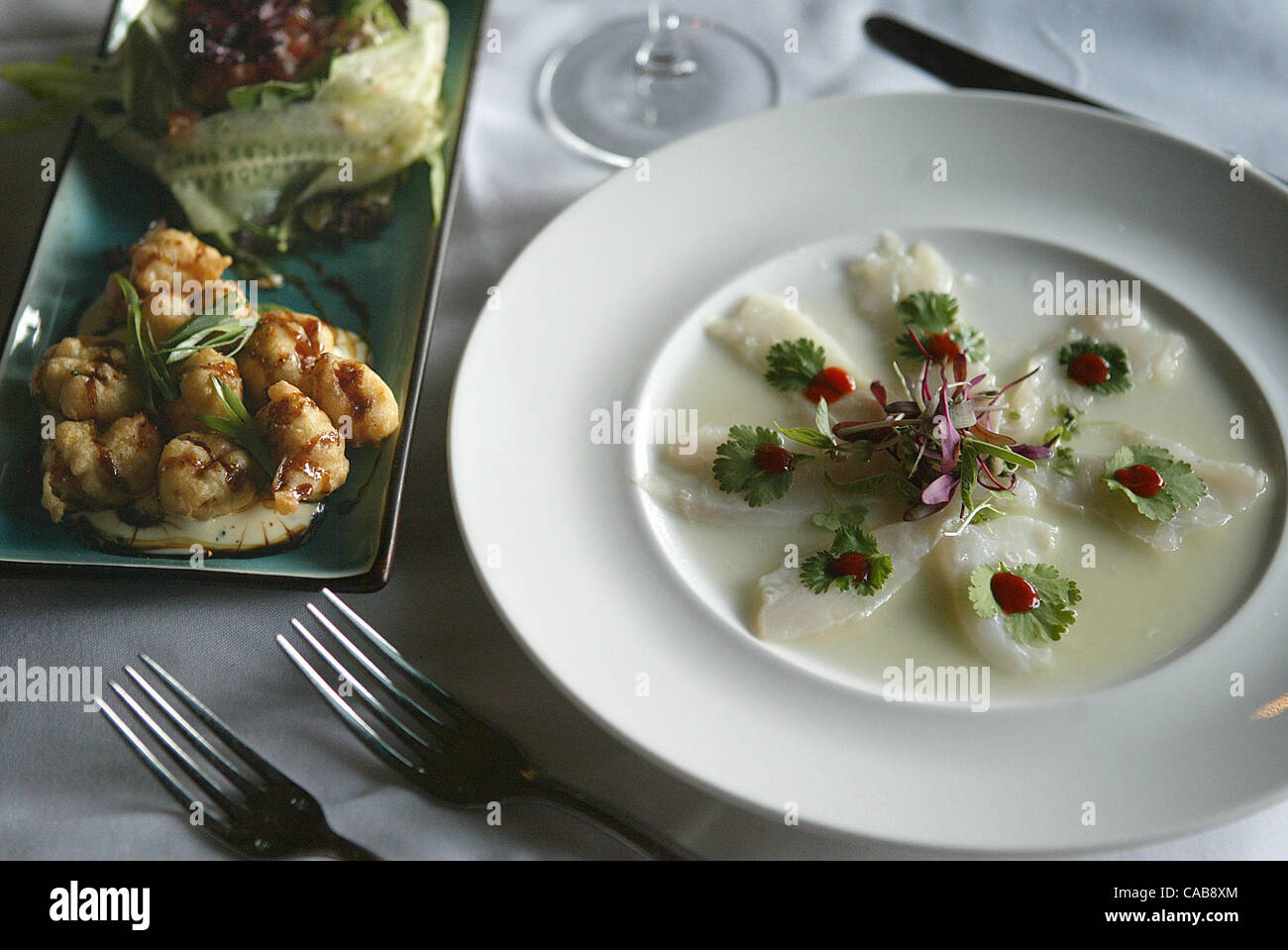 052504 TR 19/48 tasti Fl ISLAMORADA - Pierre per una giornata in barca lutiano chiavi Sashimi, destra e Rock Shrimp Tempura. Foto di Cydney Scott / fotografo personale NON PER LA DISTRIBUZIONE AL DI FUORI DI COX PAPER FUORI PALM BEACH, BROWARD, Martin, ST. LUCIE, Indian River OKEECHOBEE e contee della Florida. N. S Foto Stock