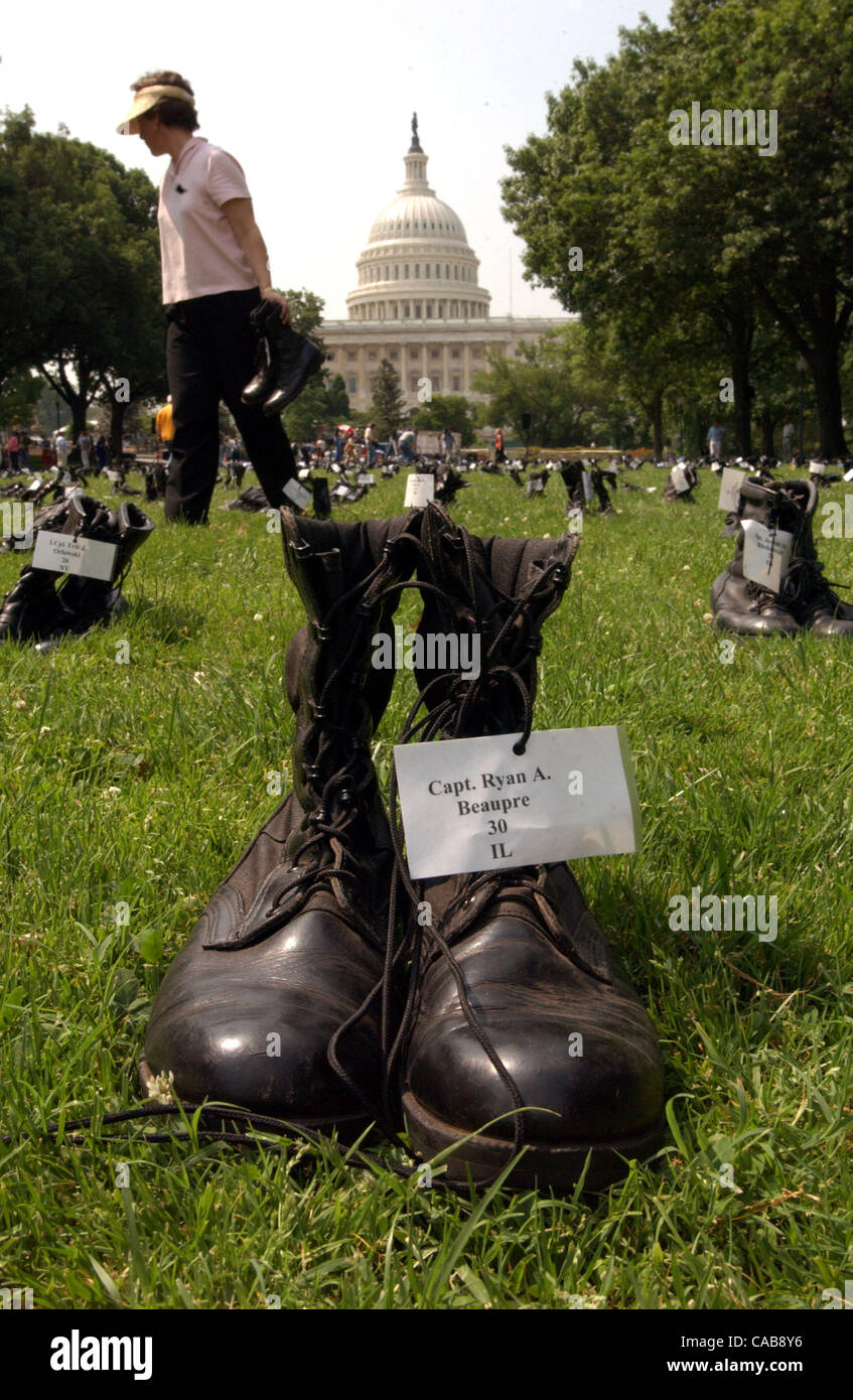 Paia di stivali da combattimento immagini e fotografie stock ad alta  risoluzione - Alamy