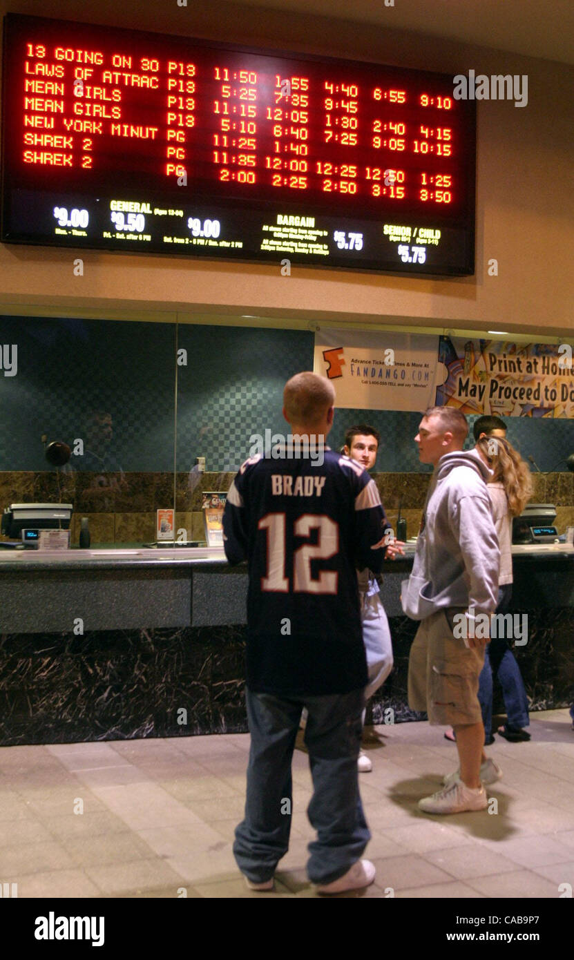 20:39:08 P.M. Frequentatori di film la linea fino al secolo 14 Theatre di Walnut Creek, California giovedì, 20 maggio 2004. (DeanCoppola/Contra Costa Times) Foto Stock