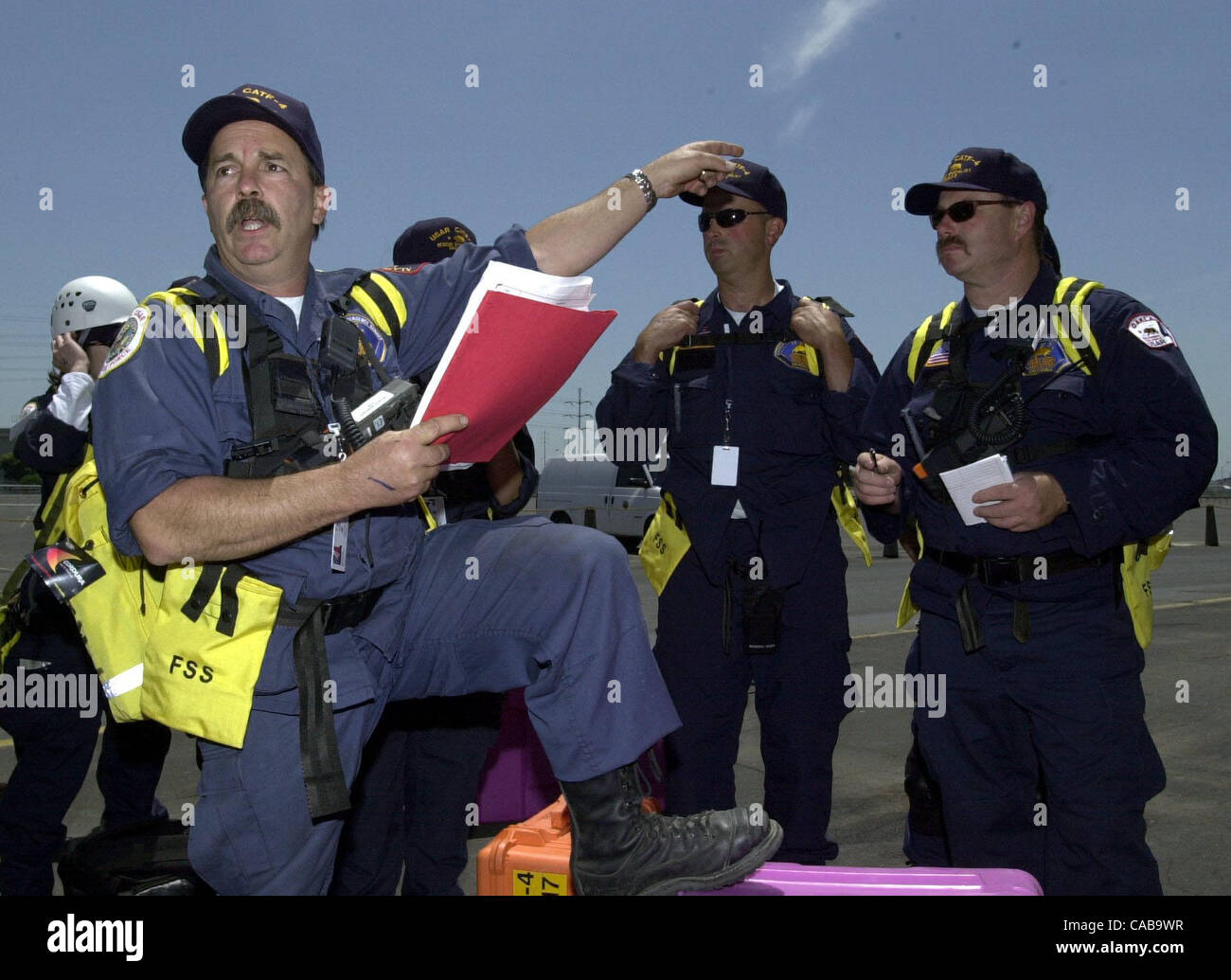 Durante un esercizio di mobilitazione dalla California Task Force quattro, contea di Alameda reparto antincendio Ricerca Manager Capt. Jeff Ramsey, di Tracy, mutandine il suo Urban Search & Rescue team circa dove effettuare la ricerca per vivere le vittime di una simulazione a tre livelli crollo di Network Associates Coliseum durante un disastro d Foto Stock