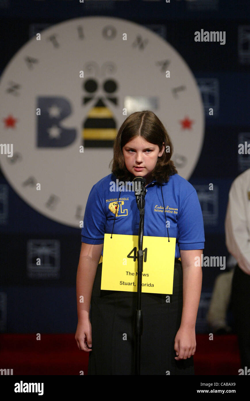 060204 fea bee--Washinton DC--Katie Brown, 12, di Stuart Middle School incantesimi la sua prima parola nel secondo round del 77th annuale di Scripps National Spelling Bee. Lo staff foto di Greg Lovett Foto Stock