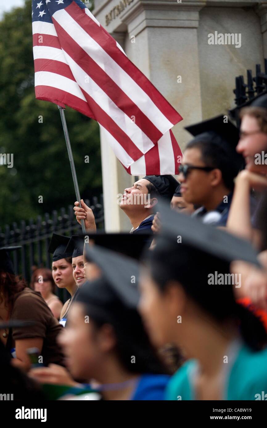 Agosto 03, 2010 - Boston, Massachusetts, STATI UNITI - Un sogno università onde partecipante la bandiera americana durante il sogno università del rally la graduazione cerimonia al piede del Massachusetts State House. Sponsorizzato da studente immigrazione gruppo movimento, studente-attivisti aderito a sostegno della Foto Stock