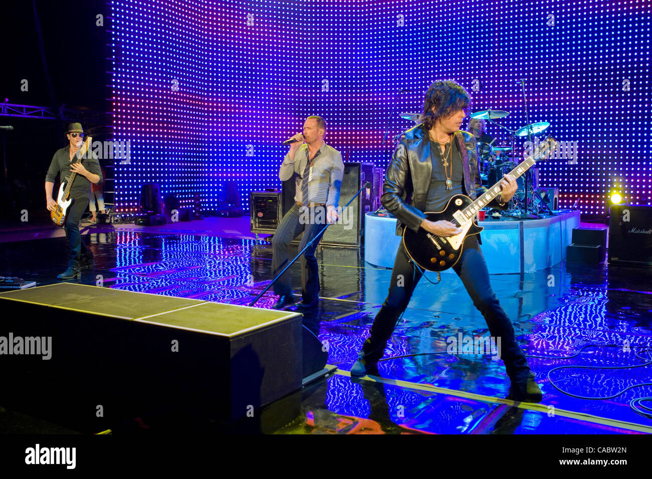 Il 10 agosto 2010 - Morrison, Colorado, Stati Uniti - Stone Temple Pilots esegue al Red Rocks anfiteatro. Nella foto: il bassista ROBERT CETTA, cantante SCOTT WEILAND, batterista ERIC KRETZ e il chitarrista DEAN cetta. (Credito Immagine: © Don Senia Murray/ZUMApress.com) Foto Stock
